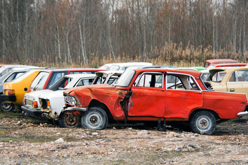 Obraz na płótnie Canvas Stare rozbite samochody