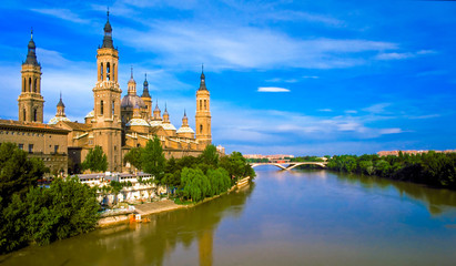 Pilar's cathedral and Ebro river - obrazy, fototapety, plakaty