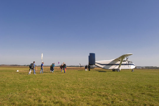 Avion et parachutistes