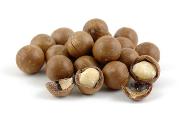 Shelled and unshelled macadamia nuts