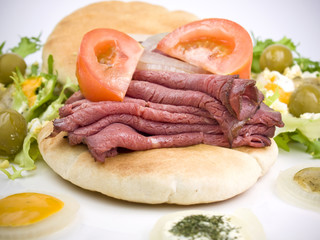 Sandwich of roastbeef with salad.