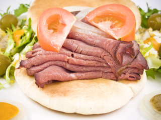 Sandwich of roastbeef with salad.