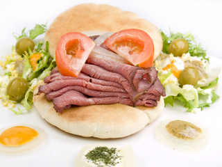 Sandwich of roastbeef with salad.