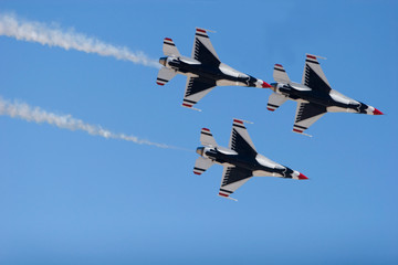 F-16 Thunderbird jets flying in formation