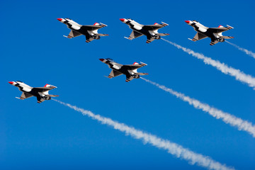 jets flying in formation