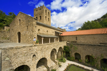 roussillon : abbaye saint martin du canigou