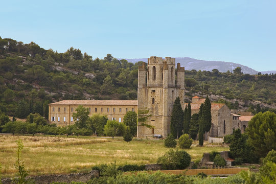 roussillon : lagrasse, abbaye sainte marie d'orbieu