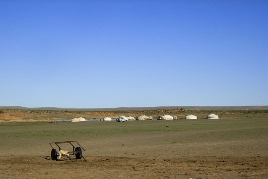 Camp de yourtes dans le désert de gobi en mongolie