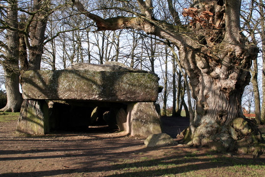 dolmen de janz&eacute;