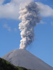 volcán karinsky en erupción