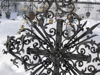 grabkreuze aus schmiede eisen im winter in tirol