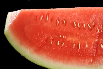 Selbstklebende Fototapeten Nahaufnahme eines Abschnitts einer Scheibe Wassermelone. © jabiru