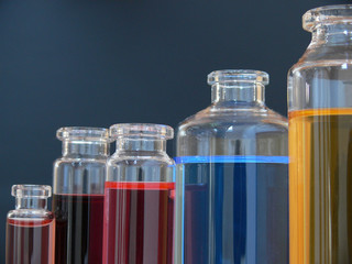 Glasflaschen mit farbiger Flüssigkeit, bunt