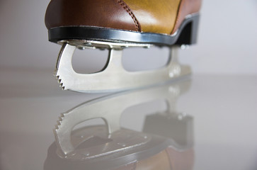 Leather figure skate blade with reflection