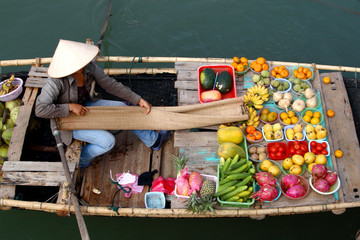 floating market in vietnam - obrazy, fototapety, plakaty