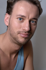 Naklejka premium Portrait of a young adult man