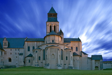abbaye de fontevraud, touraine, france, au crépuscule