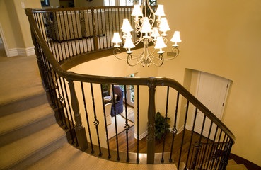 Obraz premium Winding staircase and chandelier.