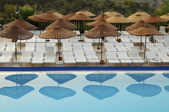 Schwimmbad mit Liege und Sonnenschirm