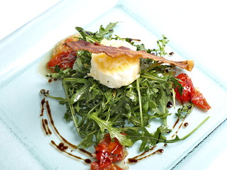 rucola salat mit ziegenkäse und speck