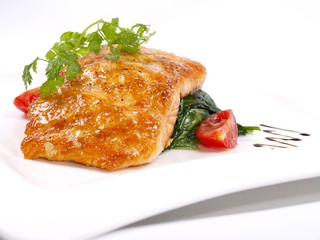 gegrilltes lachsfilet auf blattspinat
