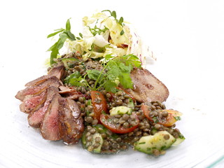 gebratene entenbrust an linsensalat
