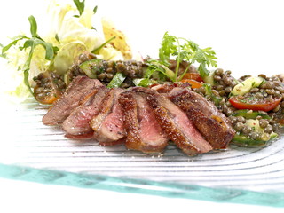 gebratene entenbrust an linsensalat