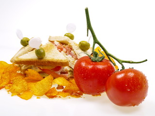 club sandwich mit kartoffeln chips