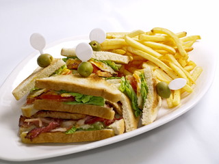 club sandwich mit pommes frites