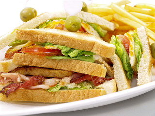 club sandwich mit pommes frites