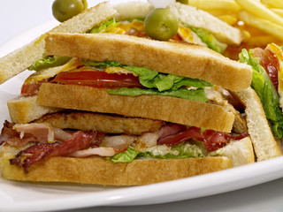 club sandwich mit pommes frites