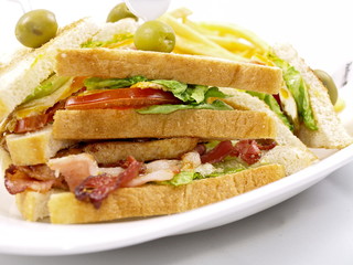 club sandwich mit pommes frites