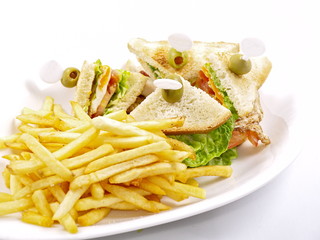 club sandwich mit pommes frites