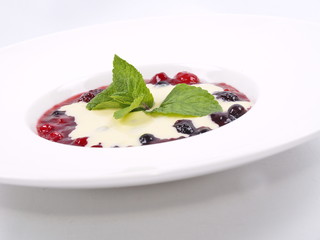 rote grütze mit vanille soße