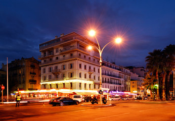 Fototapeta na wymiar Downtown Cannes, o zmierzchu