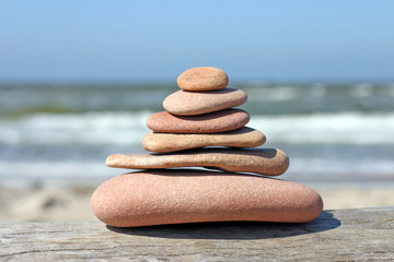 Pebble pyramid, stones balancing on each other