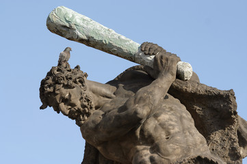 Fototapeta na wymiar Hercules z ptakiem na głowie