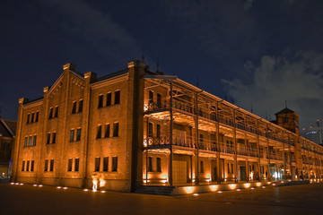 Fototapeta na wymiar Brick building at night 