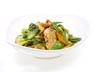 gebratenes hühnchen mit chinesischen gemüsen