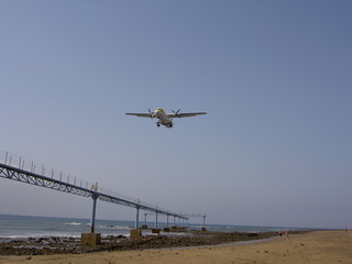 Fototapeta na wymiar Lądowanie na lotnisku Arrecife - Lanzarote