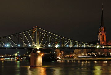 Fototapeta na wymiar Eiserner Steg in Frankfurt bei Nacht