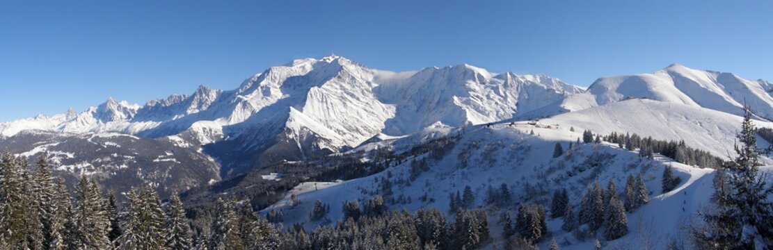 panorama massif du mont blanc et mont joly en hiver