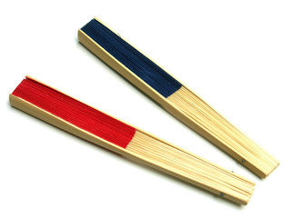 éventails rouge et bleu