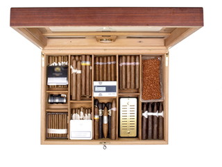 zigarren humidor freigestellt auf weißem hintergrund