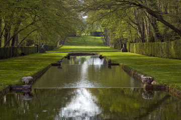 Obraz premium France, chateau de courances : canal dans le parc