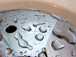 Wasserablauf einer Dusche, Wassertropfen
