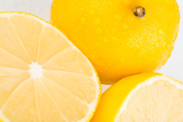 Ganze und halbe gelbe Zitronen