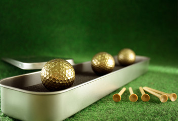 Golden golfballs in gift set for luxury play - 5892571
