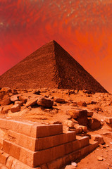 Fototapeta na wymiar Starożytny egipski piramida w czerwony zachód słońca