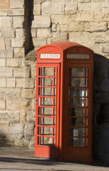 Obraz premium Traditional red telephone box in London